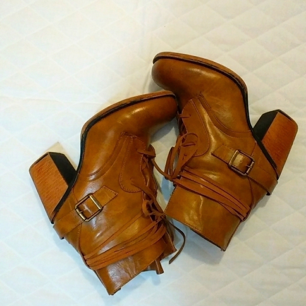 Celebrity Pink Women's Size 7 Brown 3 in Block Heels Ankle Boots Zipper Closure.